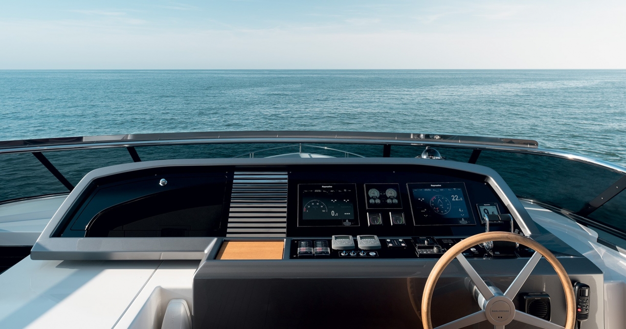 Купить глиссирующую яхту с флайбриджем SL86