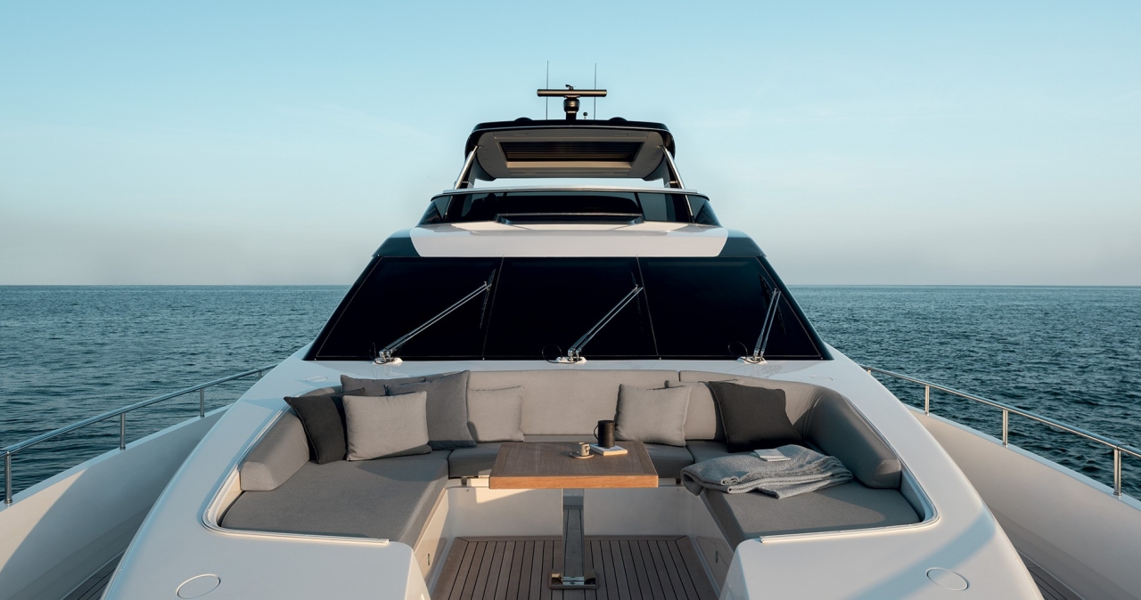 Купить глиссирующую яхту с флайбриджем SL86