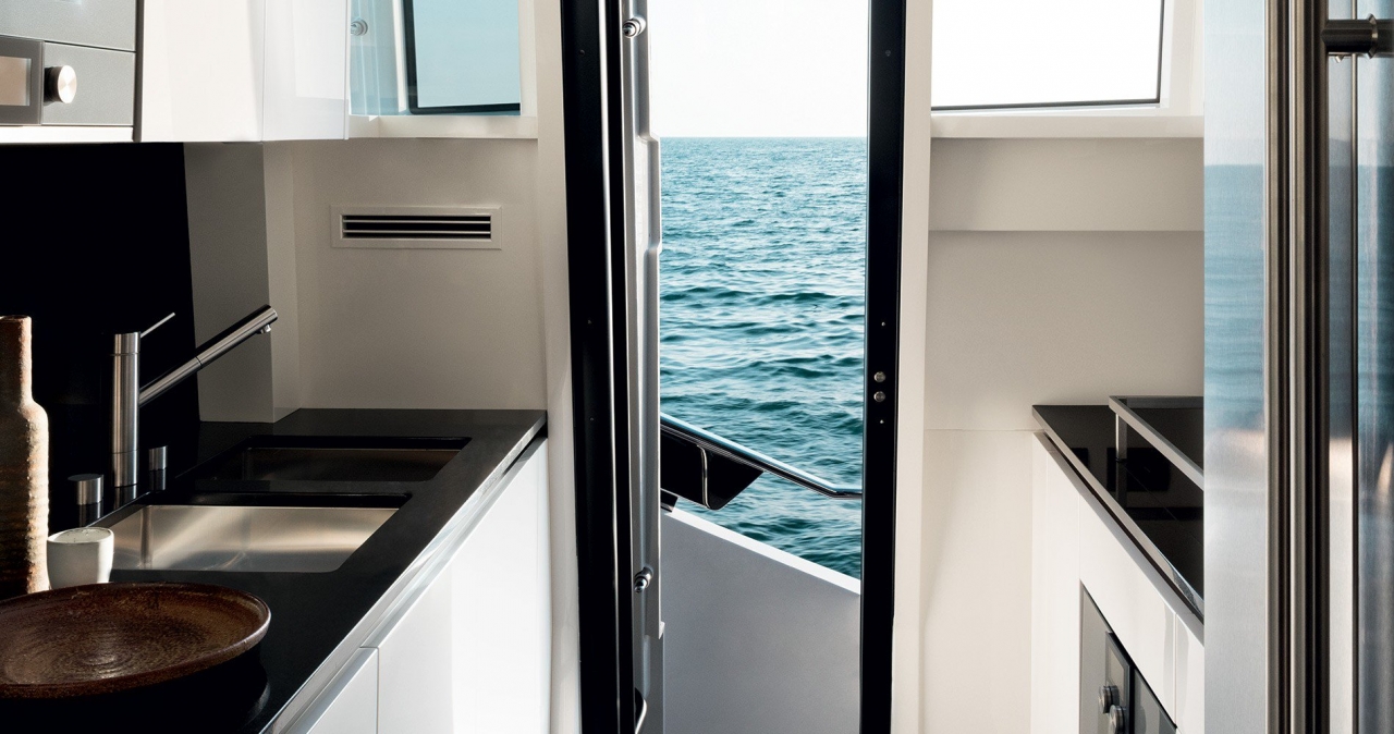 Купить глиссирующую яхту с флайбриджем SL86