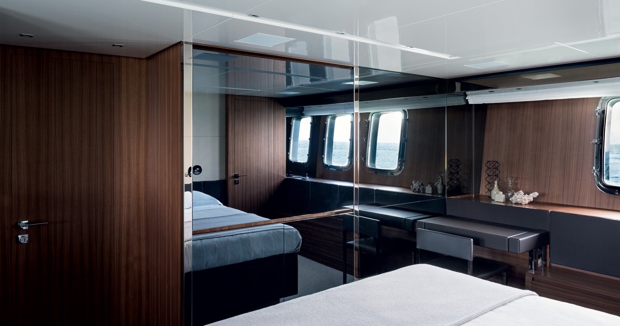 Купить глиссирующую яхту с флайбриджем SL86