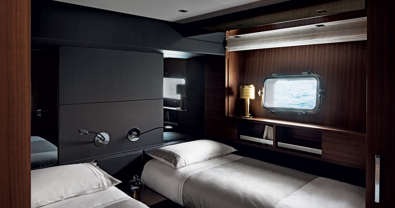 Купить глиссирующую яхту с флайбриджем SL86