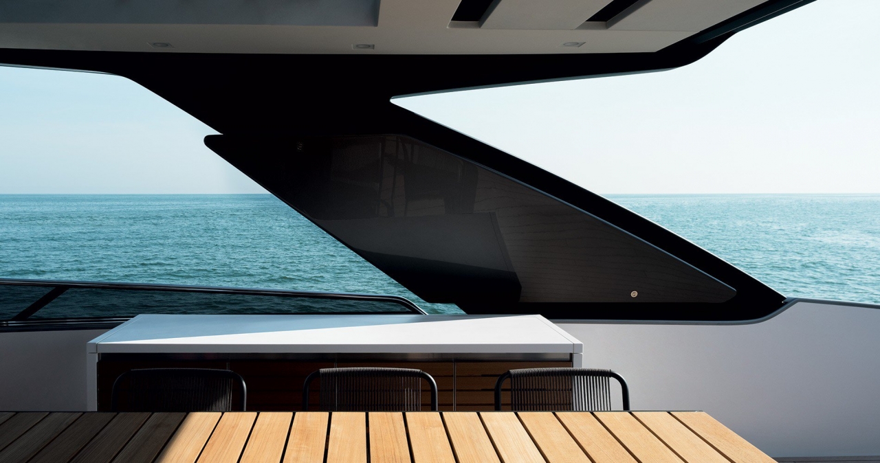 Купить глиссирующую яхту с флайбриджем SL86