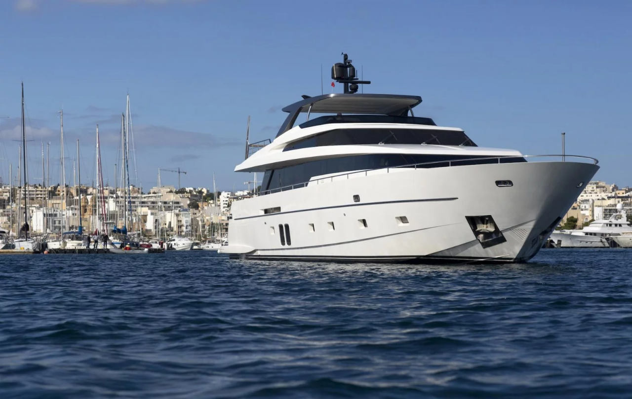 Купить моторную яхту у официального представителя итальянской верфи Sanlorenzo и России и СНГ