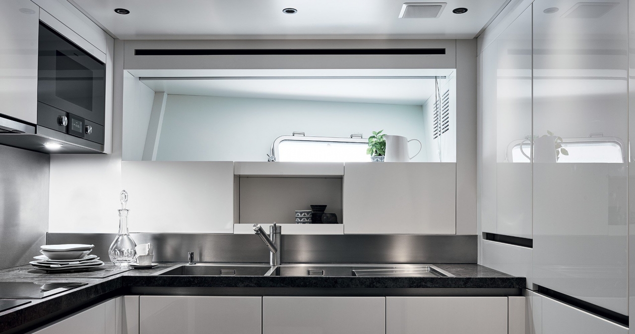 Купить моторную яхту-кроссовер Sanlorenzo в России