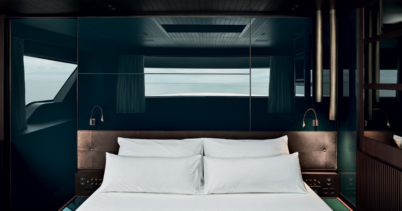 Купить моторную яхту-кроссовер Sanlorenzo в России