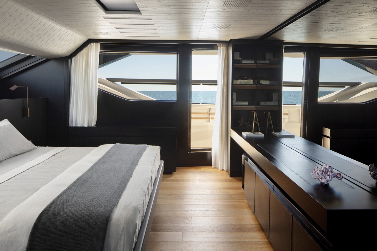 Купить моторную глиссирующую яхту Sanlorenzo SL102