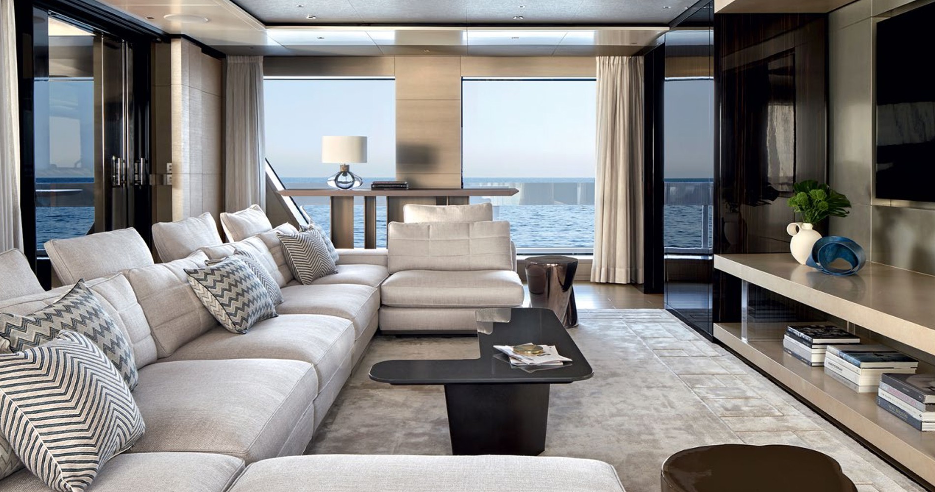 Купить элитную супреъяхту в России у официального представителя итальянской верфи