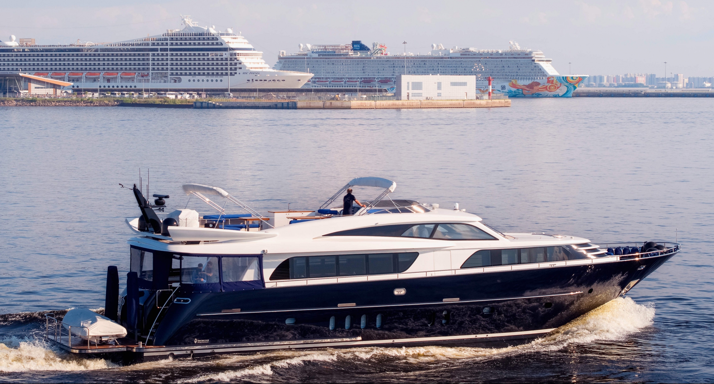 Купить флайбриджную моторную яхту б/у Wim Van Der Valk