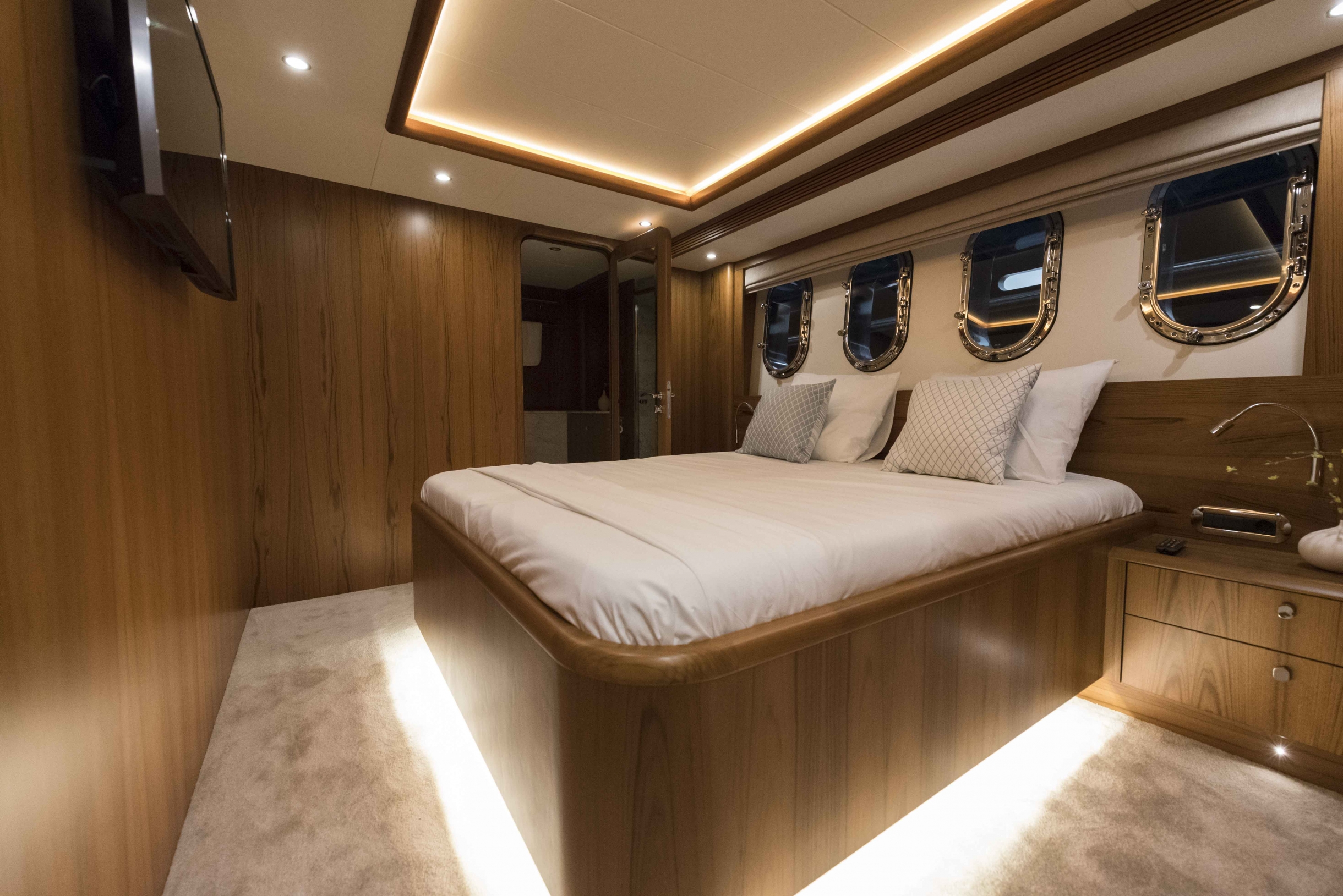 Флайбриджная яхта Wim Van Der Valk купить в России