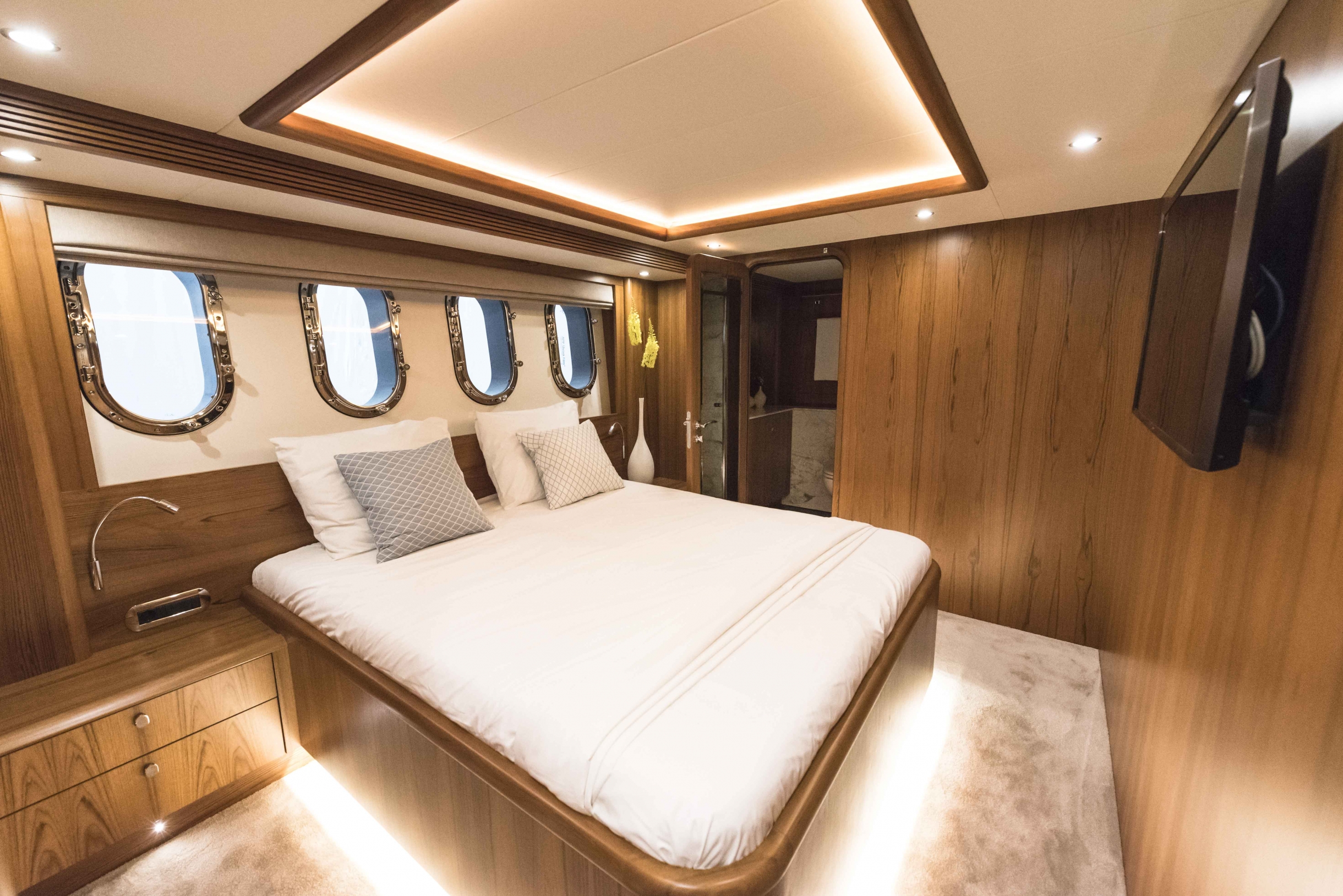 Флайбриджная яхта Wim Van Der Valk купить в России