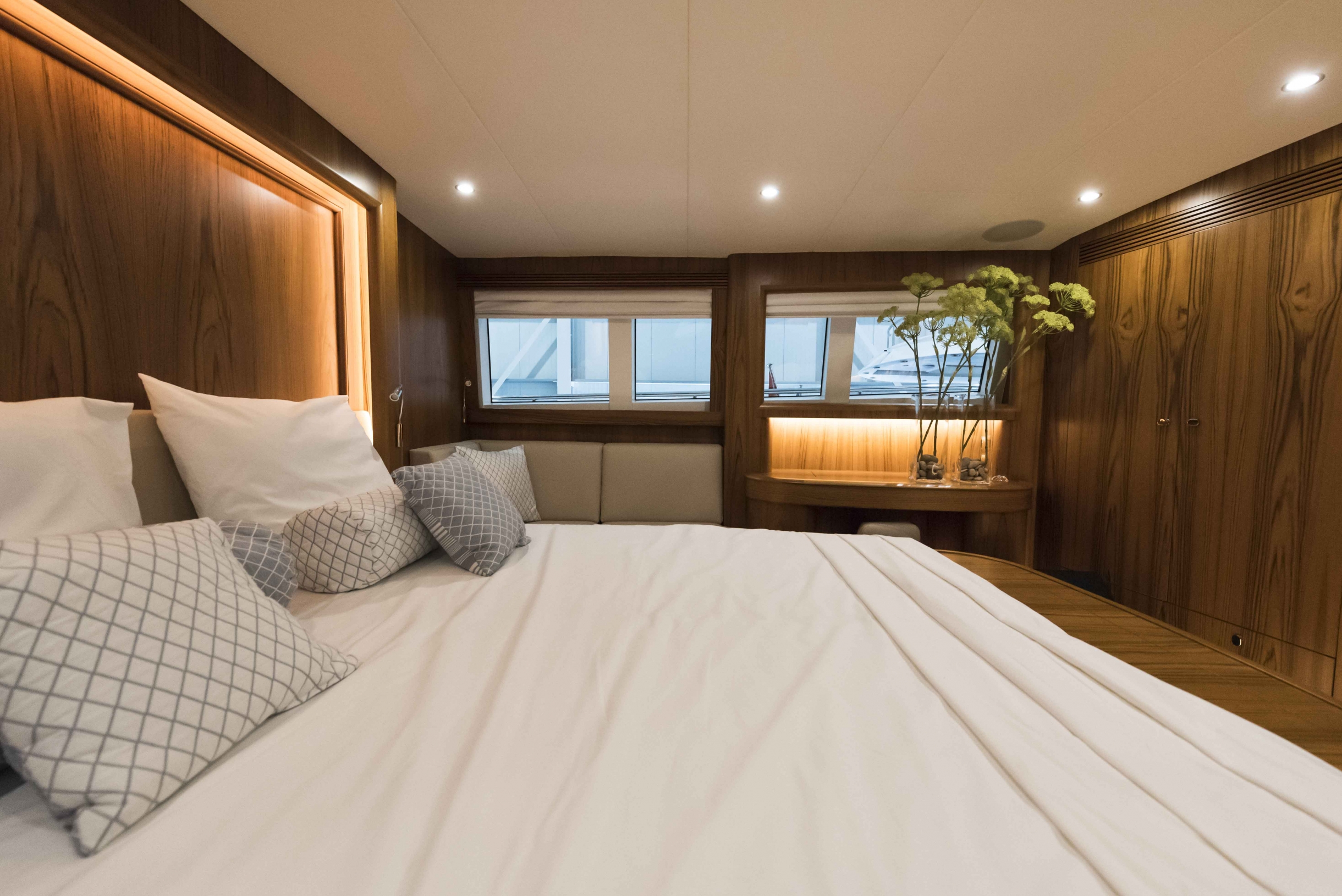 Флайбриджная яхта Wim Van Der Valk купить в России