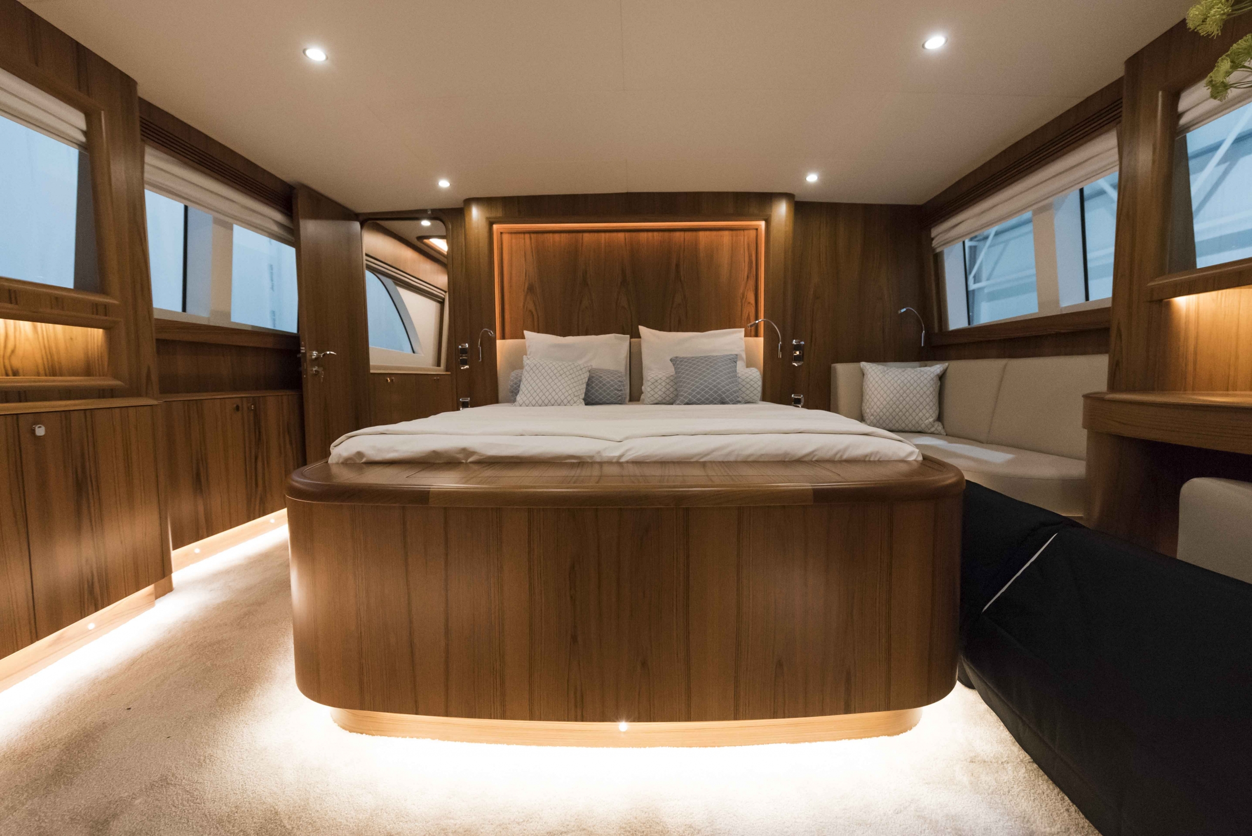 Флайбриджная яхта Wim Van Der Valk купить в России