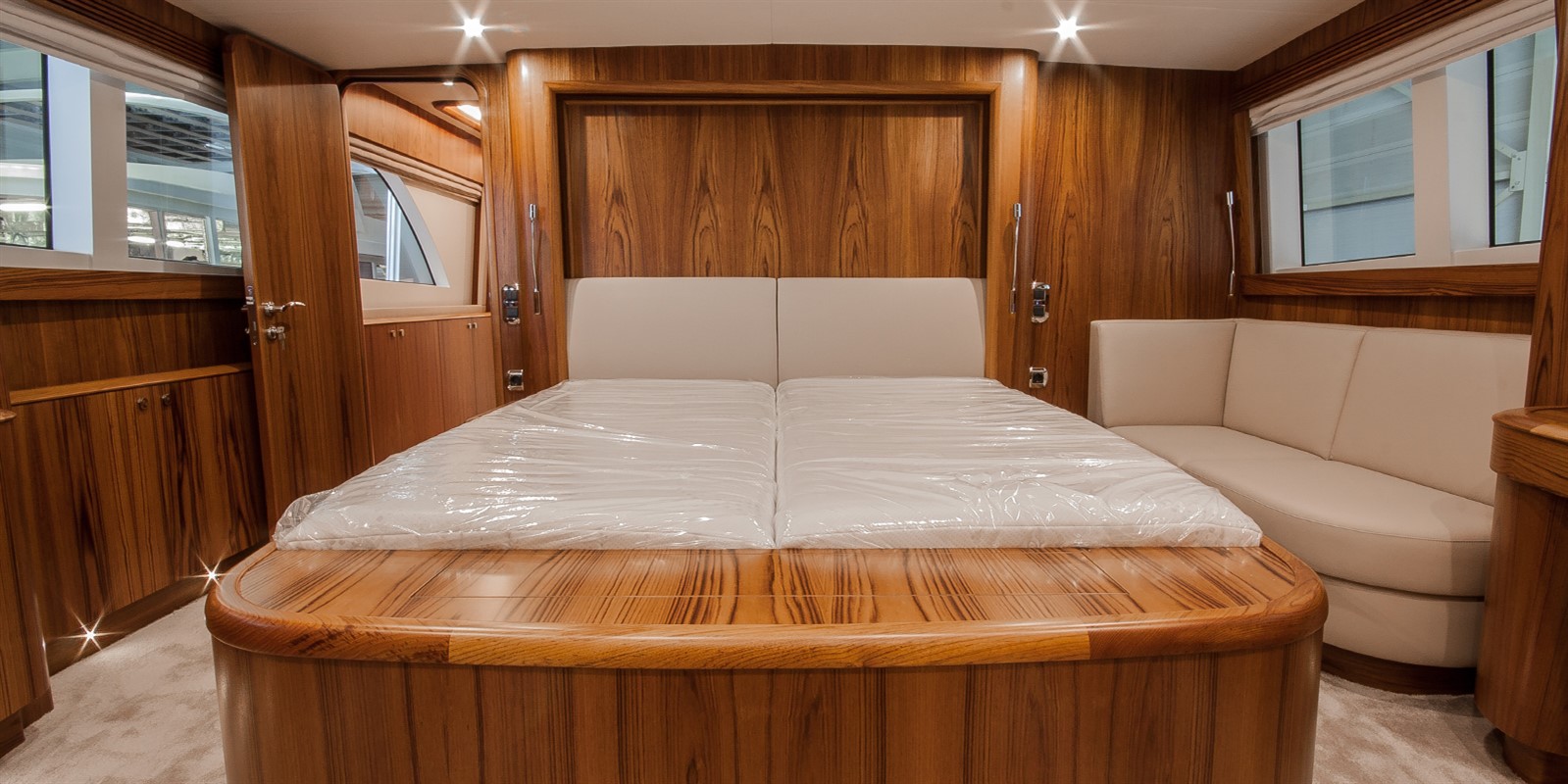 Флайбриджная яхта Wim Van Der Valk купить в России