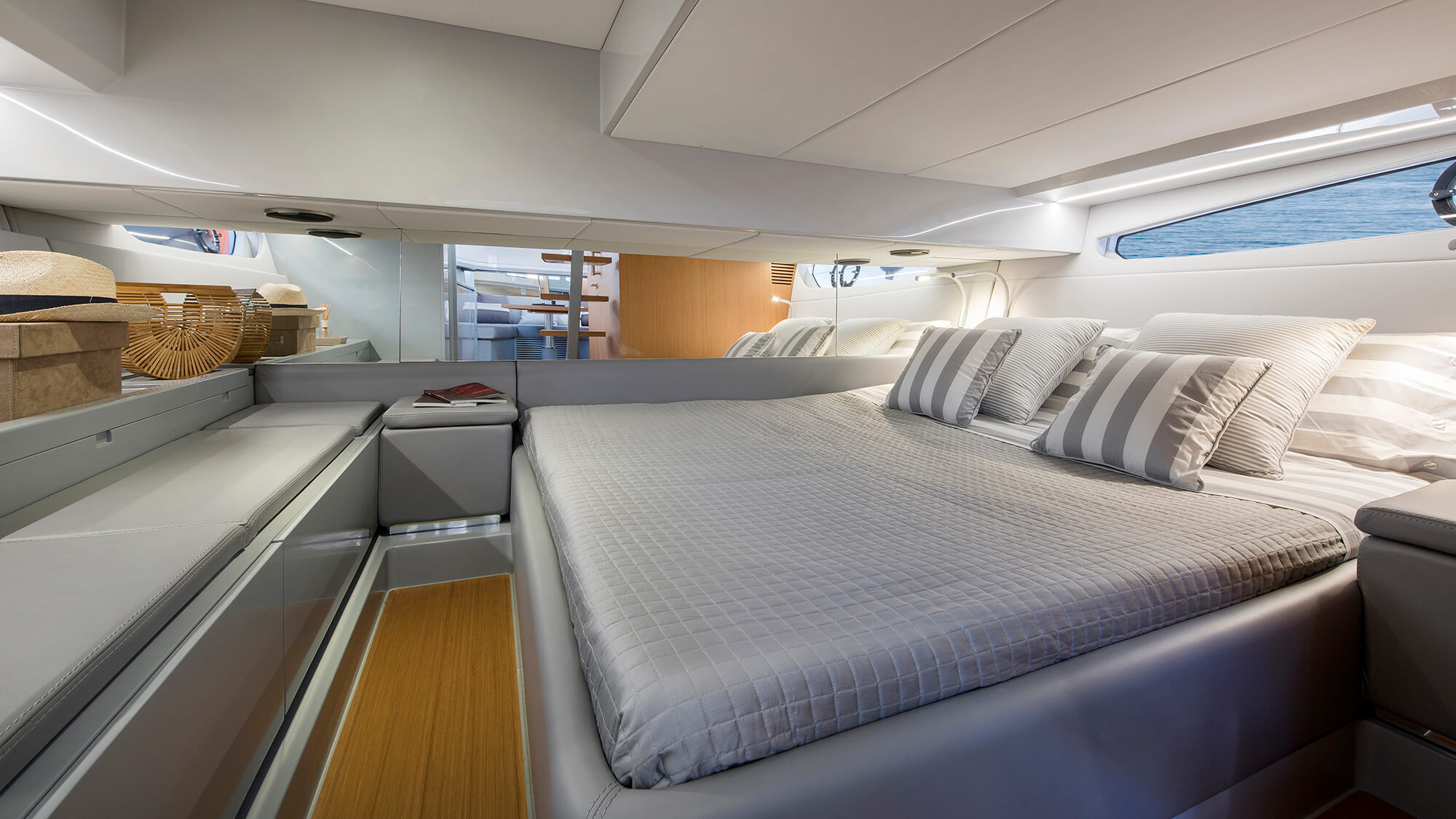 Bluegame BG42 | Интерьер 1