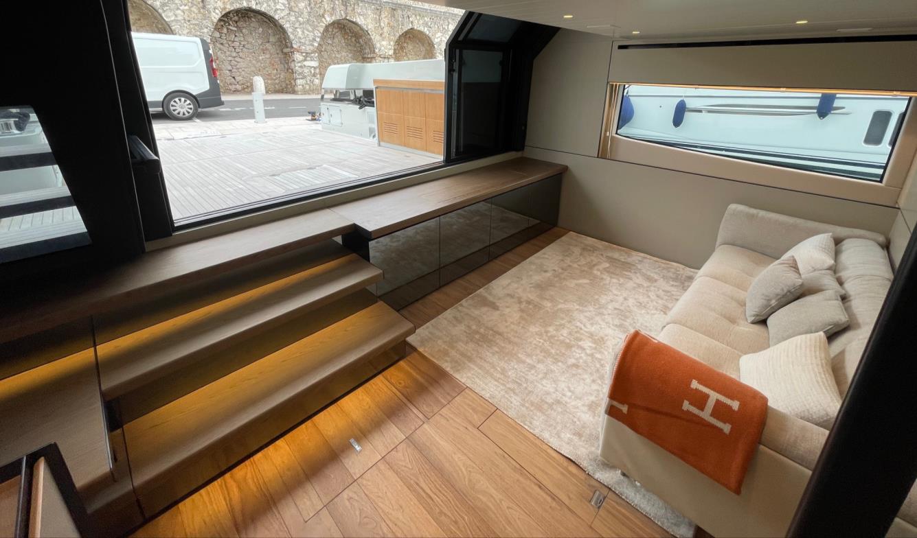 Bluegame BGX60 | Интерьер 1