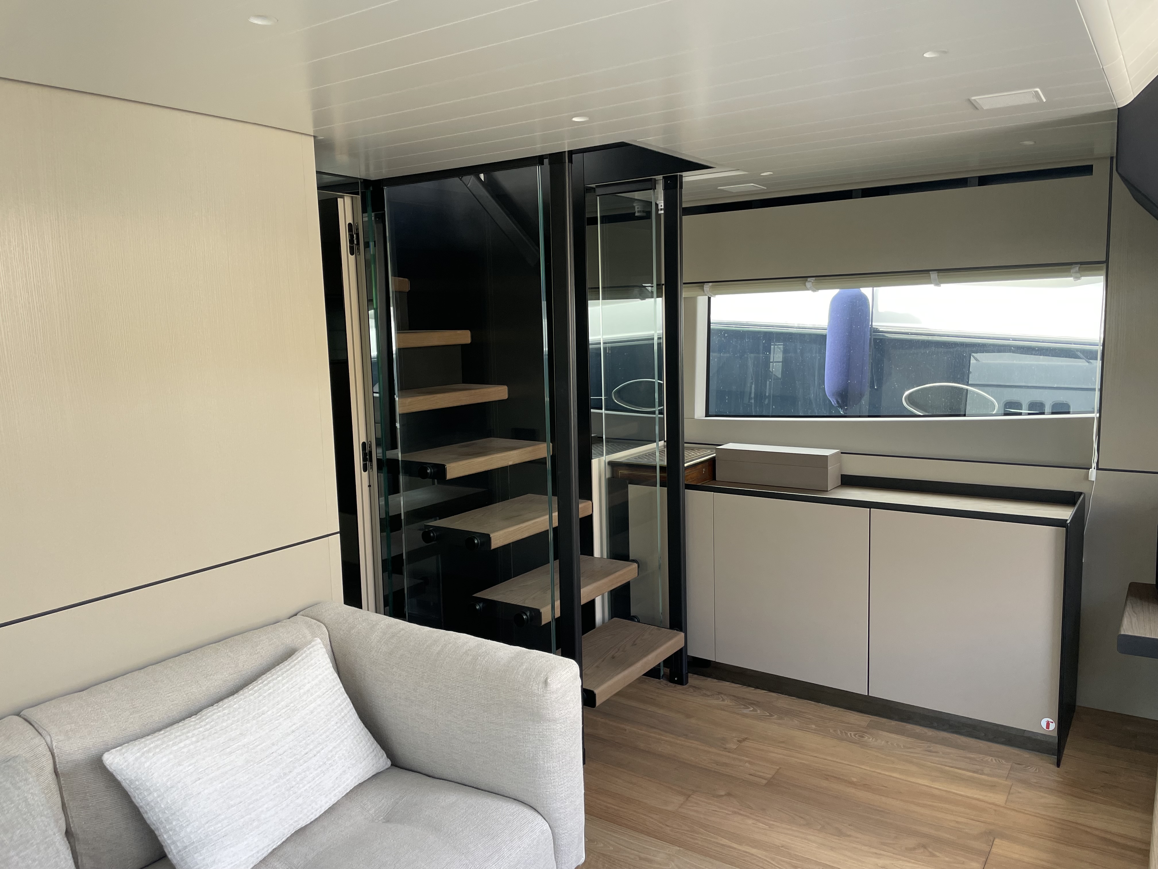 Bluegame BGX60 | Интерьер 3