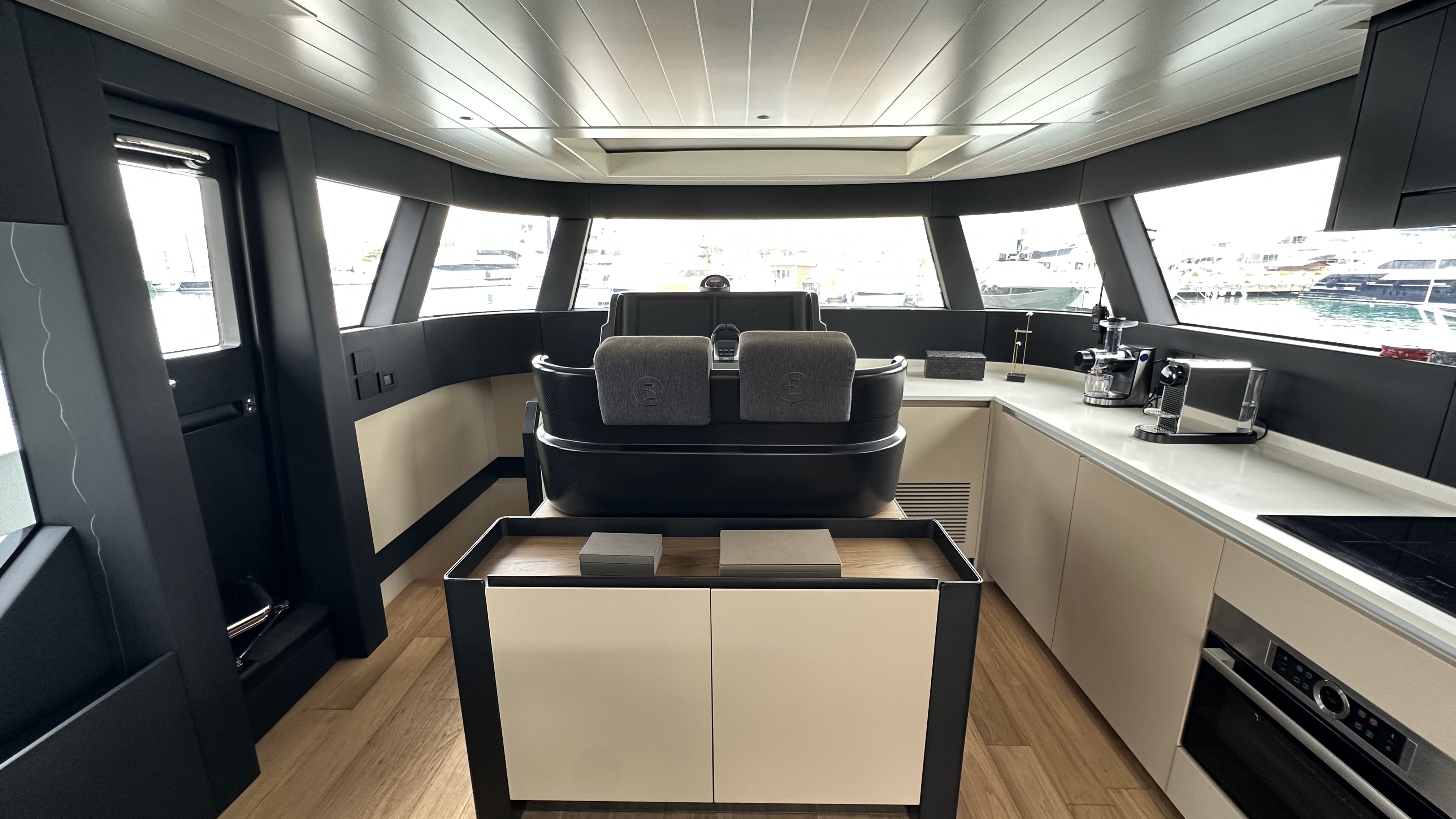 Bluegame BGX60 | Интерьер 7